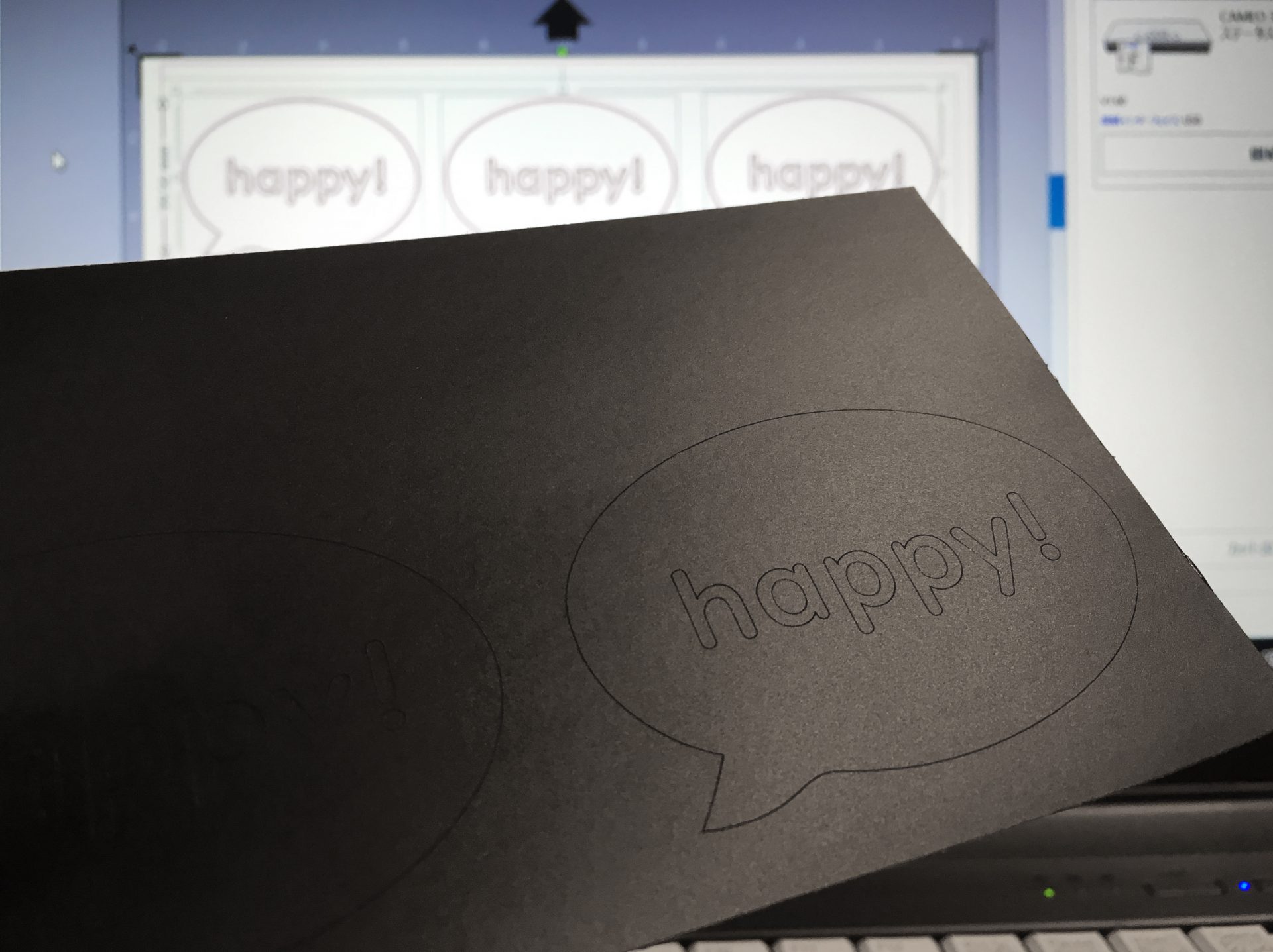 カッティングシートの不要な部分をカス取りしていきます