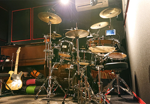 バンドロゴのカッティングステッカーで、リハ―サルにも気合を注入！