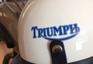 バイクのアクセントに切り文字ステッカーを。