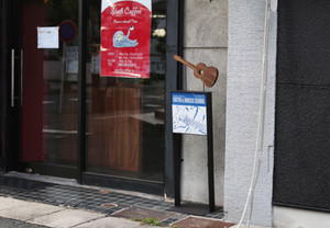 カッティング用シートで手描きの風イラストの味のある看板づくり