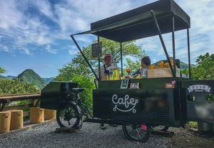 あじさい祭で活躍するカフェに切り文字ステッカーを貼りました