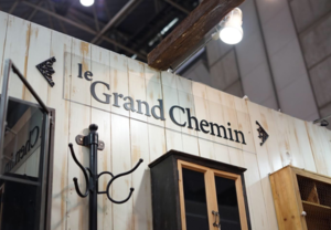 フランスのおしゃれな雰囲気を醸し出すカッティングステッカー