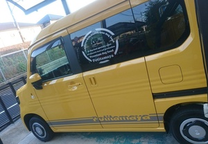 カッティングステッカーで、良質なドッグフードをアピール