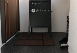 カッティングシートで隠れ家風スペースへご案内