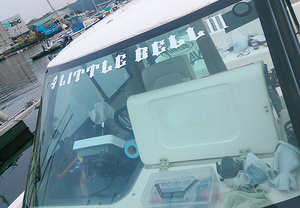 水にも強い！カッティングシートで作るプレジャーボート用ステッカー