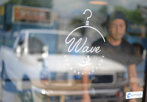 おしゃれなカッティングシートがコインランドリーの看板に