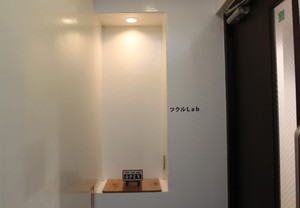 わくわく気分が盛り上がる、切り文字シールでレンタルスペースへご案内