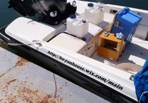 カッティングステッカーでトーイングボートの存在感をアピール！？