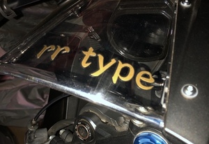 色選び、貼り方にもこだわりあり！の切り文字ステッカー