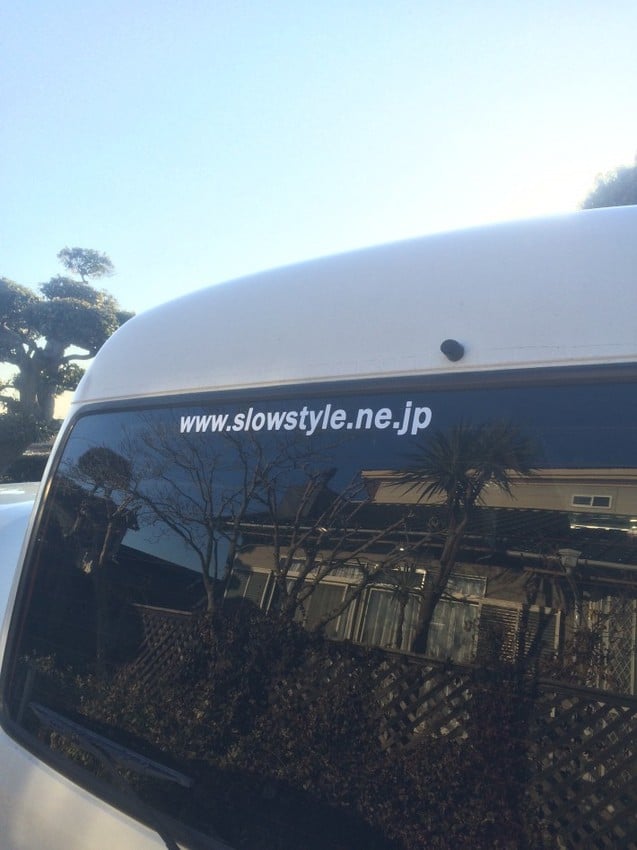 リアウィンドウに貼られたカッティングシート