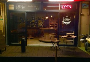 カッティングステッカーでお店の顔づくり