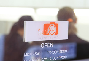 店舗の顔にカッティングシートでプラスアルファ