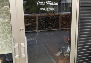 入り口ドアにはやっぱり切り文字ステッカーを