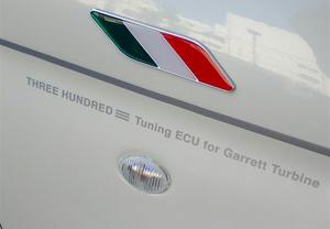 カスタムカーを切り文字ステッカーでアピール