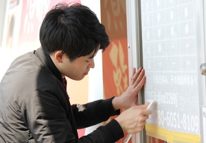 カッティングシートでガラスドアがインフォメーションに