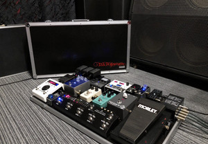 精密機器を守るエフェクターボードの名入れは ぜひカッティングシートで