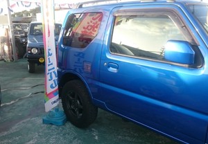 クルマにカッティングシートでユーモアあるアクセント