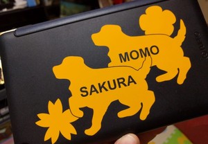 カッティングシートで犬好きの仲間の目印づくり？