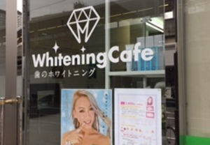 白い切り文字シールで明るくクリーンな店頭づくり
