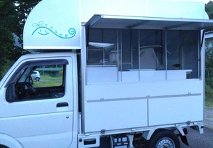 カッティグステッカーが目印の、海辺のキッチンカー