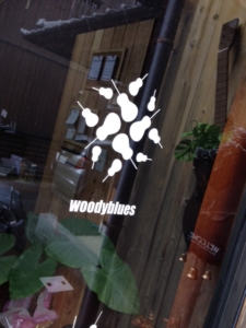 アコースティックな音色をカッティングステッカーで表現？