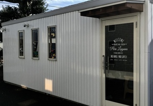 切り文字ステッカーでお店のイメージが伝わります！