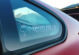 三角小窓にカッティングステッカー