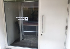 カッティングシールで事務所の入り口を会社の「顔」に