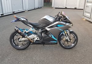 カッティングステッカーで、オートバイをクールにカスタマイズ