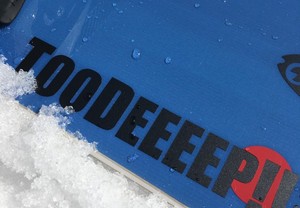 雪山できわ立つステッカーチューンなら当社の切り文字シールで