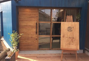 カッティング用ステッカーを利用してセンスのいい看板を！