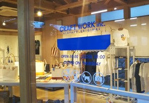 ブランドの個性を活かした店頭づくりは切り文字シールで