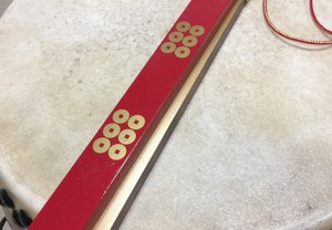 スラップスティックとともにカッティングステッカーで演奏を盛り上げる