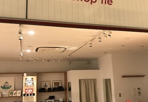 ピンクのカッティングステッカーで目立つ看板になりました