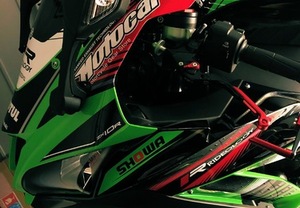 バイクのグリーンの車体に映える、3色のカッティングシート