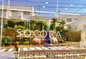 カッティングシールで、美しくスウィートな店頭づくりのお手伝い