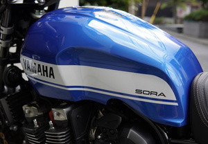 カッティングシートで、愛車の名前をさりげなく