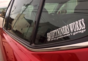 大人の楽しみ、ガレージライフのお供に切り文字シールを