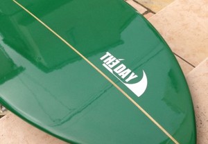 カッティングシートでサーフボードを個性的に