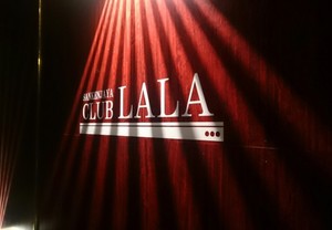 光とカッティングシートで演出するスタイリッシュな空間イメージ