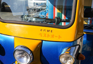 トゥクトゥクに切り文字シールでお店のアピール