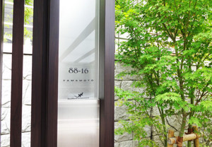 建物のクールな外観にカッティングシートでアクセント