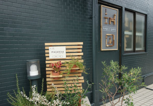 カッティングシールでオリジナリティあふれる看板づくり