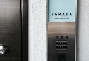 カッティングステッカーの表札で玄関回りをスッキリと