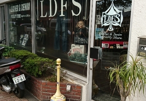 大きな切り文字ステッカーもお任せください