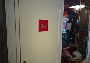 切り文字シールでお店の個性にこだわったドアプレートを