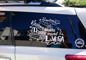 2匹のワンちゃんの躍動感が伝わるカッティングステッカー