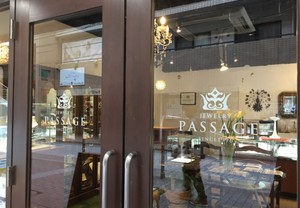 ガラスドアのカッティングステッカーがジュエリーの輝きを引き立てます