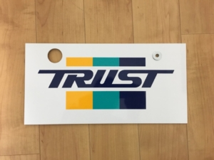 カッティングシートで車のナンバーを隠します