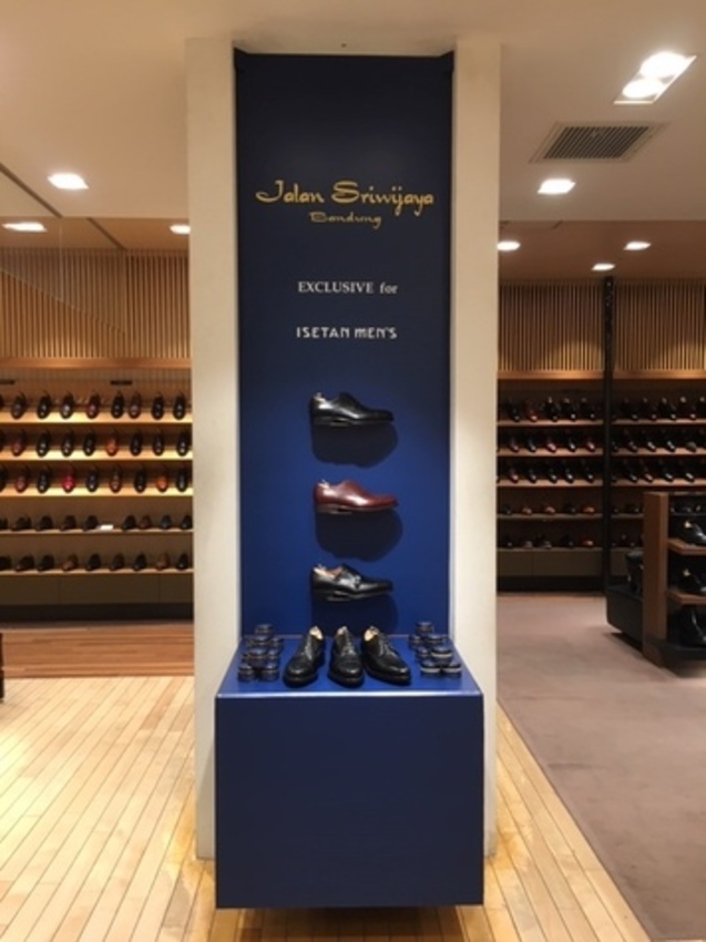 百貨店の靴コーナーにカッティングシートを貼った状態
